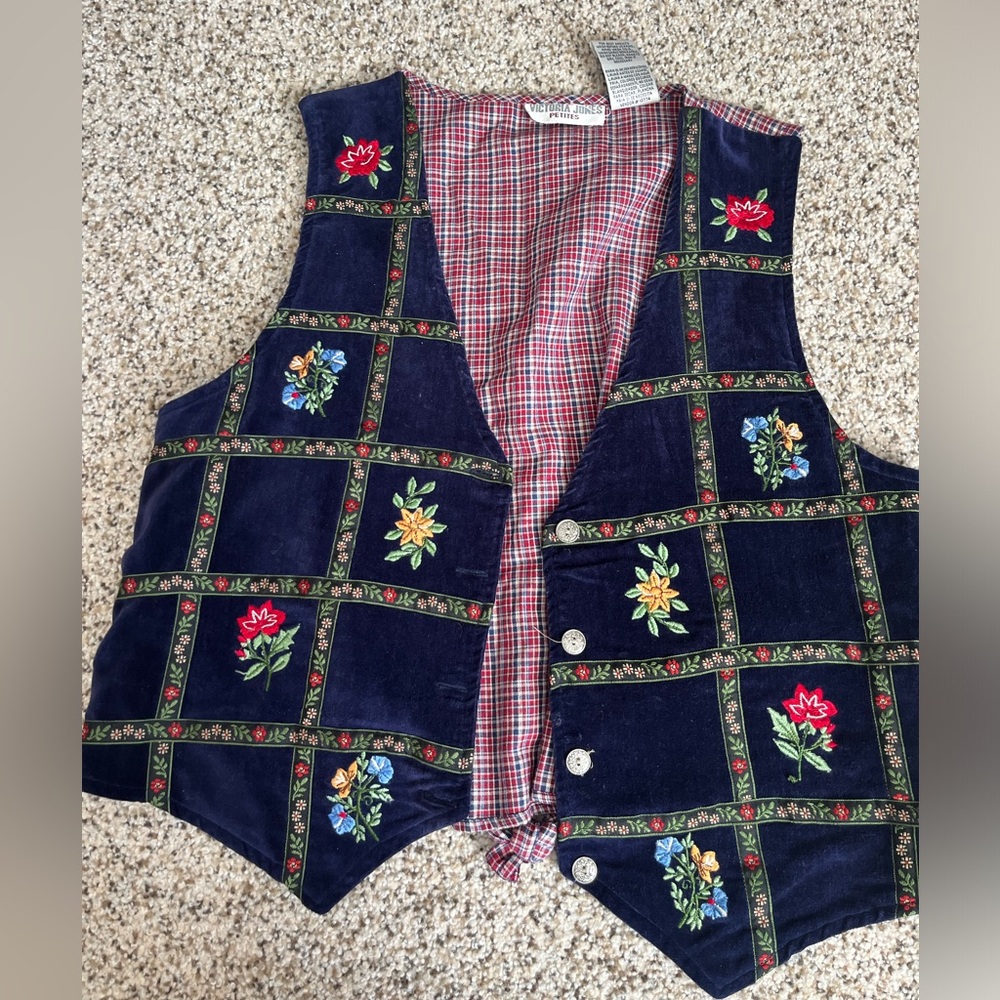 Victoria Jones petite large vest. Floral